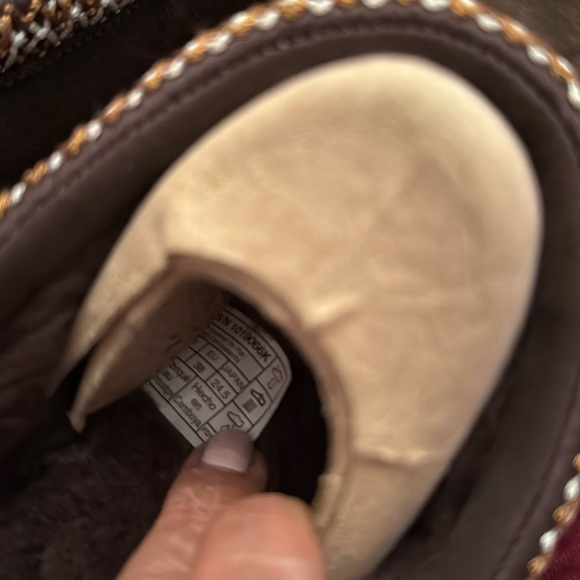 🔹 Ugg Tasman II Slippers Dark Brown Youth
 Size 6 Women’s Size 7 New in Box - Picture 4 of 6